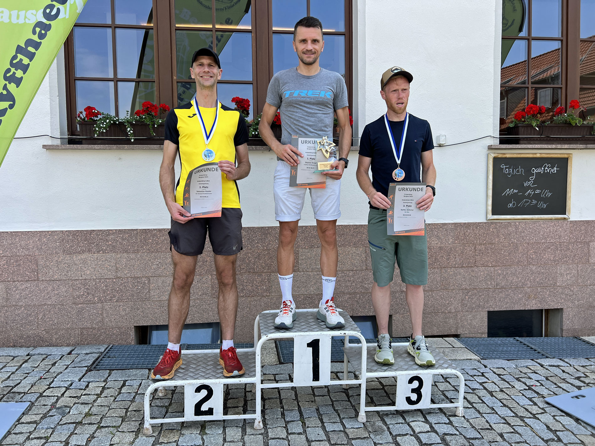 Podium beim Kulpenberglauf 2025. v.l. Sebastian Kestler, Stephan Knopf, Steffen Böttcher